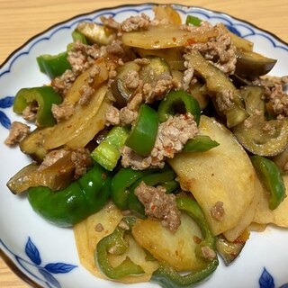 ひき肉とじゃが芋と茄子とピーマンのピリ辛炒め☆彡